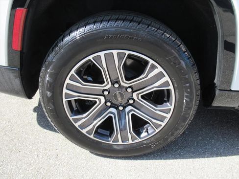 Used 2025 Jeep Wagoneer 4WD image 30