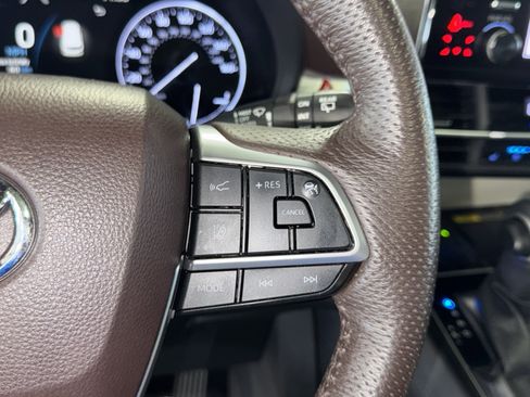 Used 2021 Toyota Sienna Platinum image 24