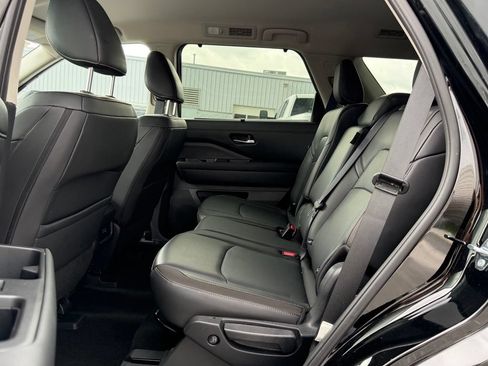 Used 2025 Nissan Pathfinder SL FWD image 15