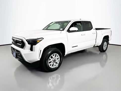 Certified 2025 Toyota Tacoma SR5 AWD/4WD image 3