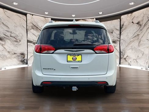 Used 2020 Chrysler Pacifica Touring-L w/ S Appearance Package FWD image 6