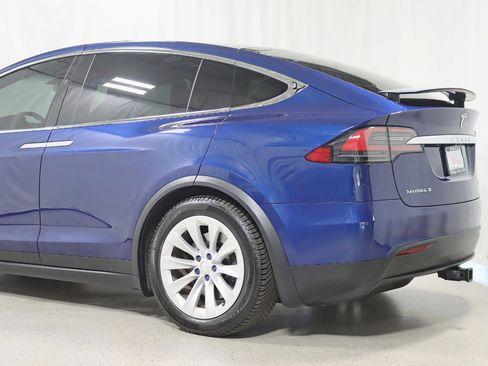 Used 2018 Tesla Model X 75D image 11