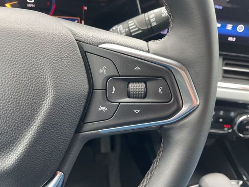 Used 2025 Chevrolet Trax LT w/ LT Convenience Package FWD image 28
