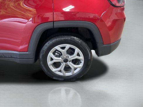Used 2025 Jeep Compass Latitude AWD/4WD image 9