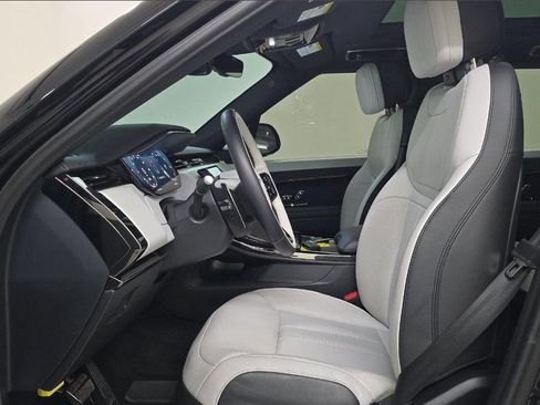 Used 2024 Land Rover Range Rover Sport Dynamic SE image 2