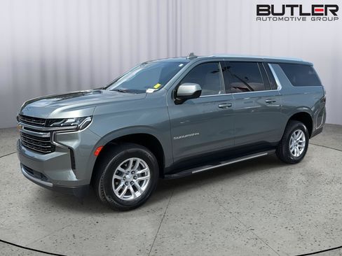 Used 2024 Chevrolet Suburban LT RWD image 2