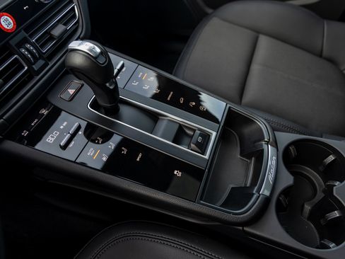 Certified 2025 Porsche Macan image 37