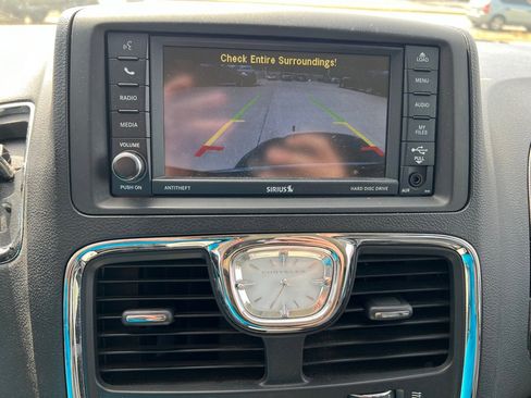 Used 2015 Chrysler Town & Country Touring w/ Mopar Premium Addition Group image 21