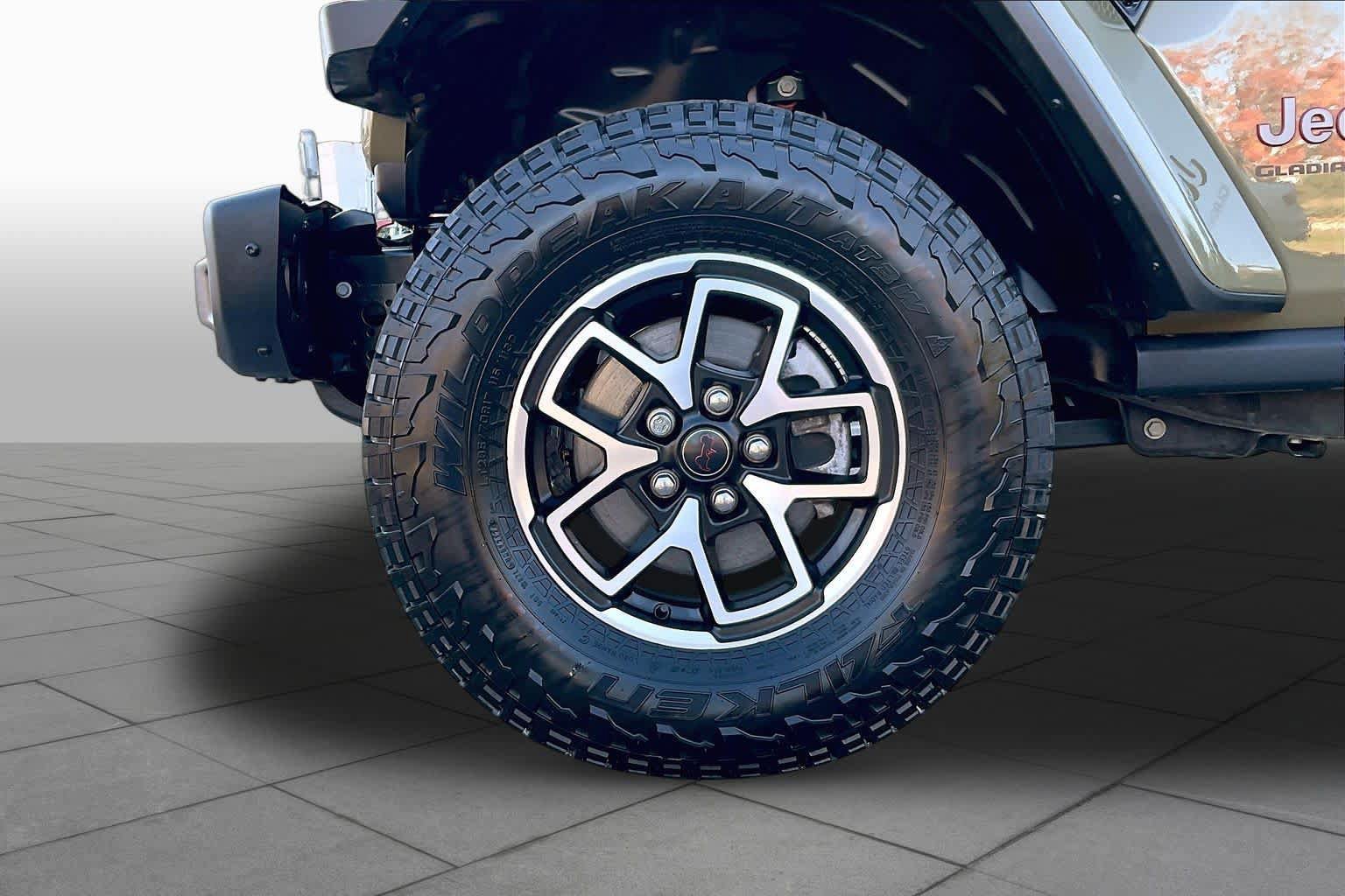 Used 2025 Jeep Gladiator Rubicon AWD/4WD image 9
