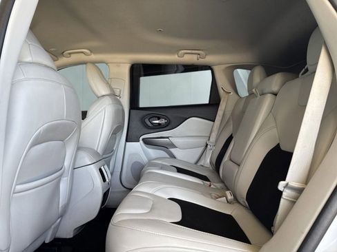 Used 2021 Jeep Cherokee Latitude Plus image 12