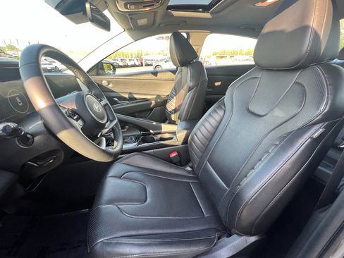 Used 2025 Hyundai Elantra Limited image 13