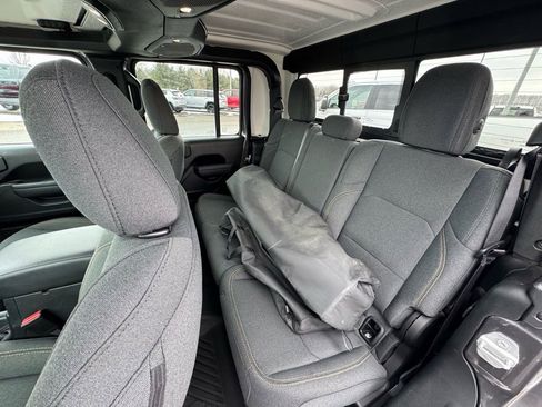 Used 2025 Jeep Gladiator Sport image 16