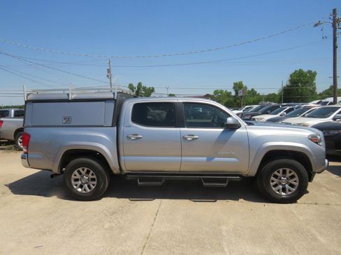 Used 2017 Toyota Tacoma SR5 w/ Tow Package image 4