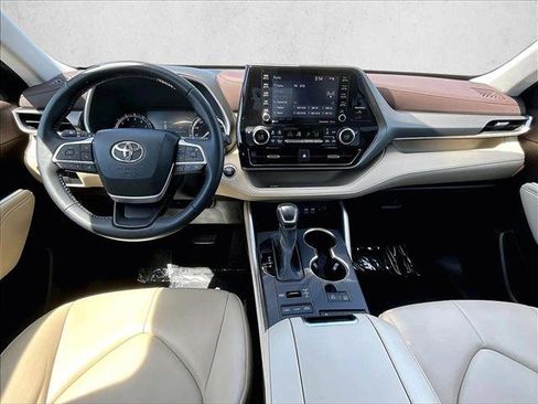 Used 2022 Toyota Highlander XLE AWD/4WD image 16