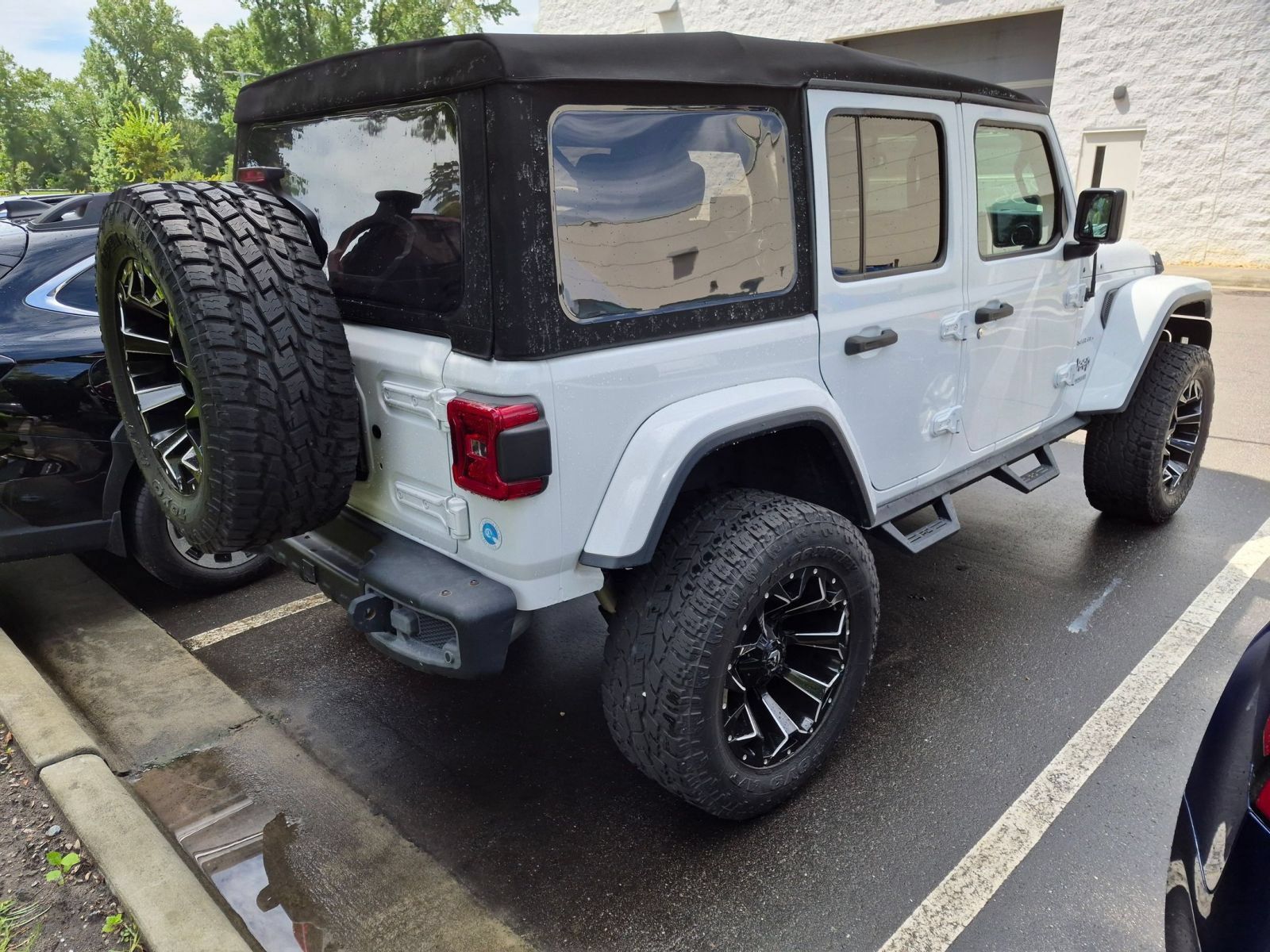 Used 2018 Jeep Wrangler Unlimited Sahara AWD/4WD image 2