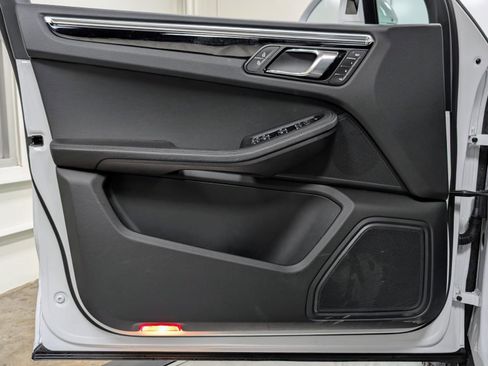 Used 2025 Porsche Macan image 13