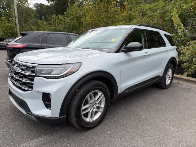 Used 2025 Ford Explorer Active w/ Active Comfort Package RWD image 4