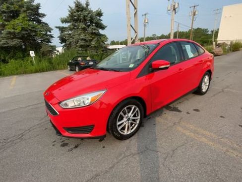 Used 2017 Ford Focus SE w/ Cold Weather Package FWD image 5