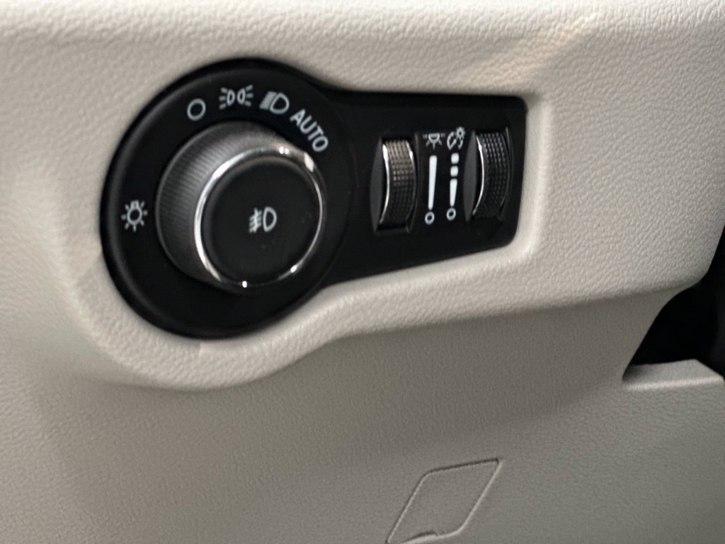 Used 2024 Chrysler Pacifica Touring-L FWD image 18
