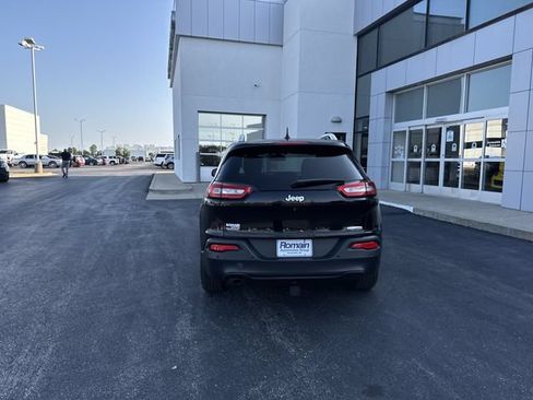 Used 2017 Jeep Cherokee Latitude w/ Safety/Convenience Group FWD image 4