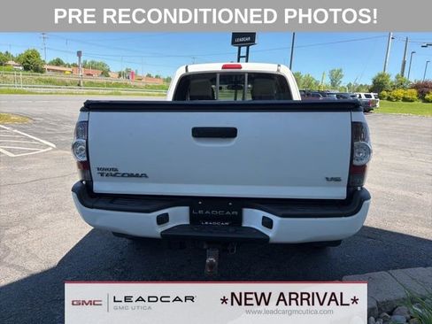 Used 2011 Toyota Tacoma 4x4 Access Cab V6 w/ TRD Sport Pkg image 4