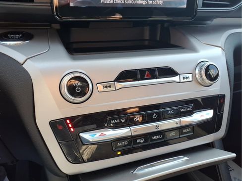 Used 2024 Ford Explorer XLT w/ Class IV Trailer Tow Package image 11