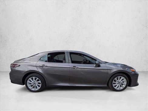 Used 2021 Toyota Camry LE image 4