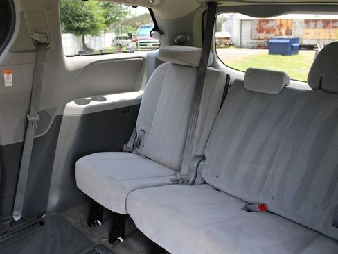 Used 2015 Toyota Sienna LE FWD image 32