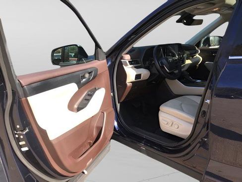 Used 2022 Toyota Highlander XLE FWD image 15