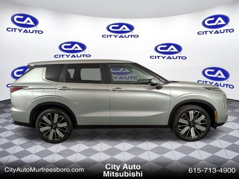 New 2025 Mitsubishi Outlander SE image 9