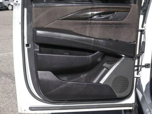 Used 2017 Cadillac Escalade ESV Platinum AWD/4WD image 39