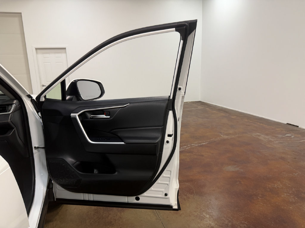Used 2025 Toyota RAV4 XLE AWD/4WD image 61