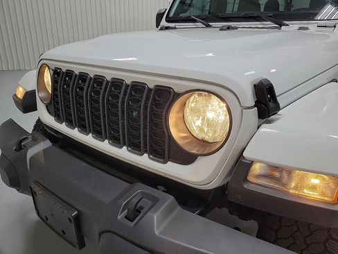 Used 2024 Jeep Gladiator Sport AWD/4WD image 16