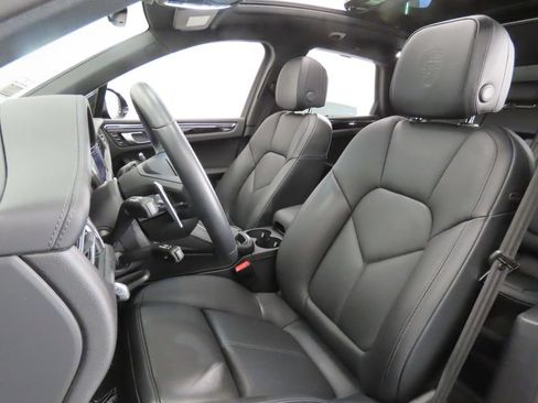 Certified 2026 Porsche Macan AWD/4WD image 5