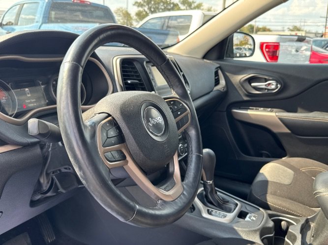 Used 2018 Jeep Cherokee Latitude w/ Cold Weather Group FWD image 17