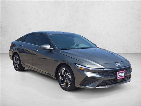 Used 2025 Hyundai Elantra SEL FWD image 3
