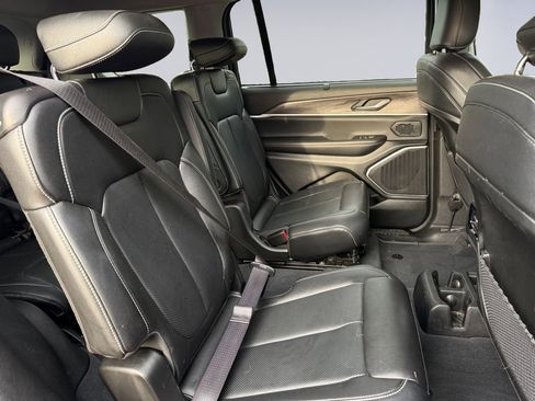 Used 2023 Jeep Grand Cherokee L Limited w/ Luxury Tech Group II image 19