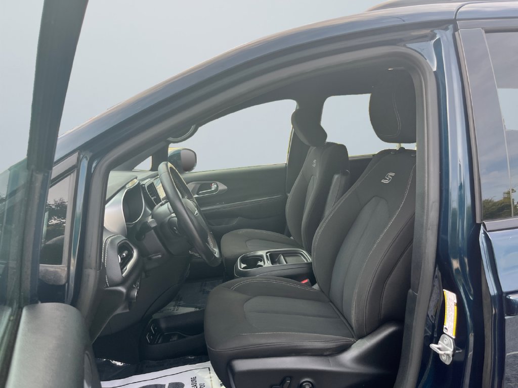 Used 2021 Chrysler Pacifica Touring w/ S Appearance Package FWD image 9
