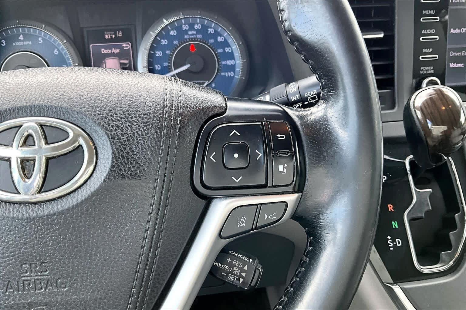 Used 2018 Toyota Sienna XLE w/ XLE Navigation Package FWD image 22