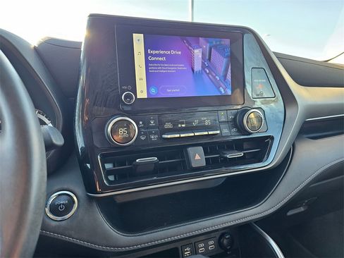Used 2023 Toyota Highlander LE image 25