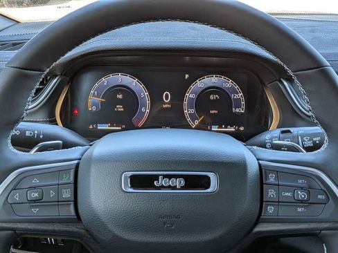 Used 2025 Jeep Grand Cherokee Limited w/ Luxury Tech Group II RWD image 25