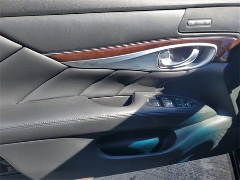 Used 2019 INFINITI Q70 Luxe image 17