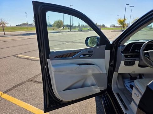 Used 2021 Cadillac Escalade ESV Premium Luxury Platinum image 4