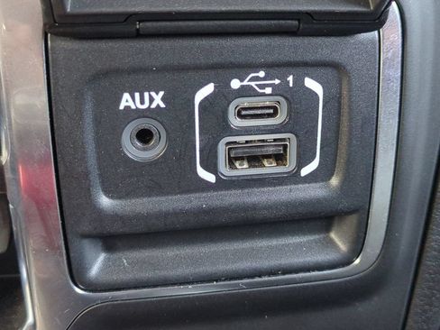 Used 2025 Jeep Wrangler Unlimited Sahara w/ Safety Group AWD/4WD image 23