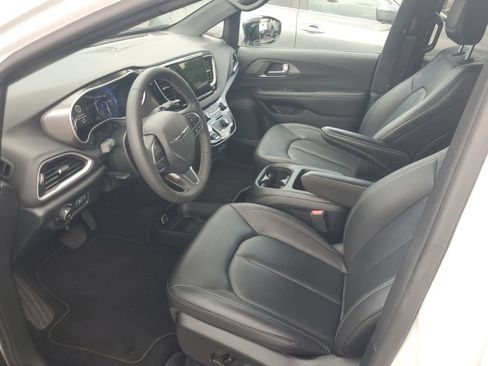 Used 2025 Chrysler Pacifica Select FWD image 11
