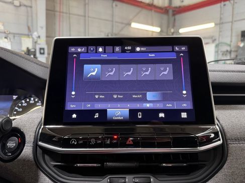 Used 2023 Jeep Compass Latitude w/ Convenience Group AWD/4WD image 13