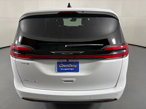 New 2027 Chrysler Pacifica Select FWD image 7