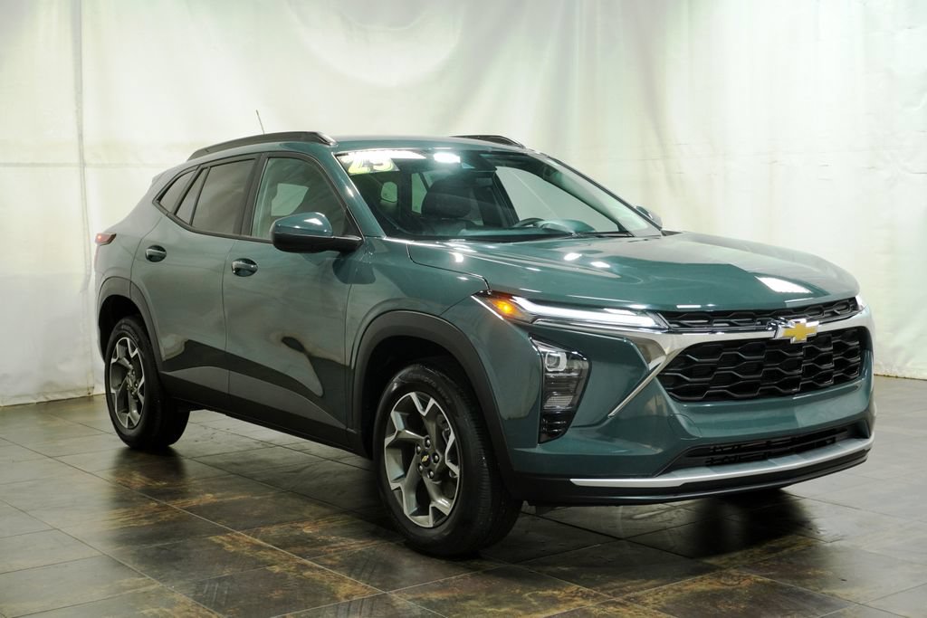 Used 2025 Chevrolet Trax LT w/ Driver Confidence Package FWD image 1