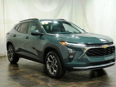 Used 2025 Chevrolet Trax LT w/ Driver Confidence Package FWD image 1