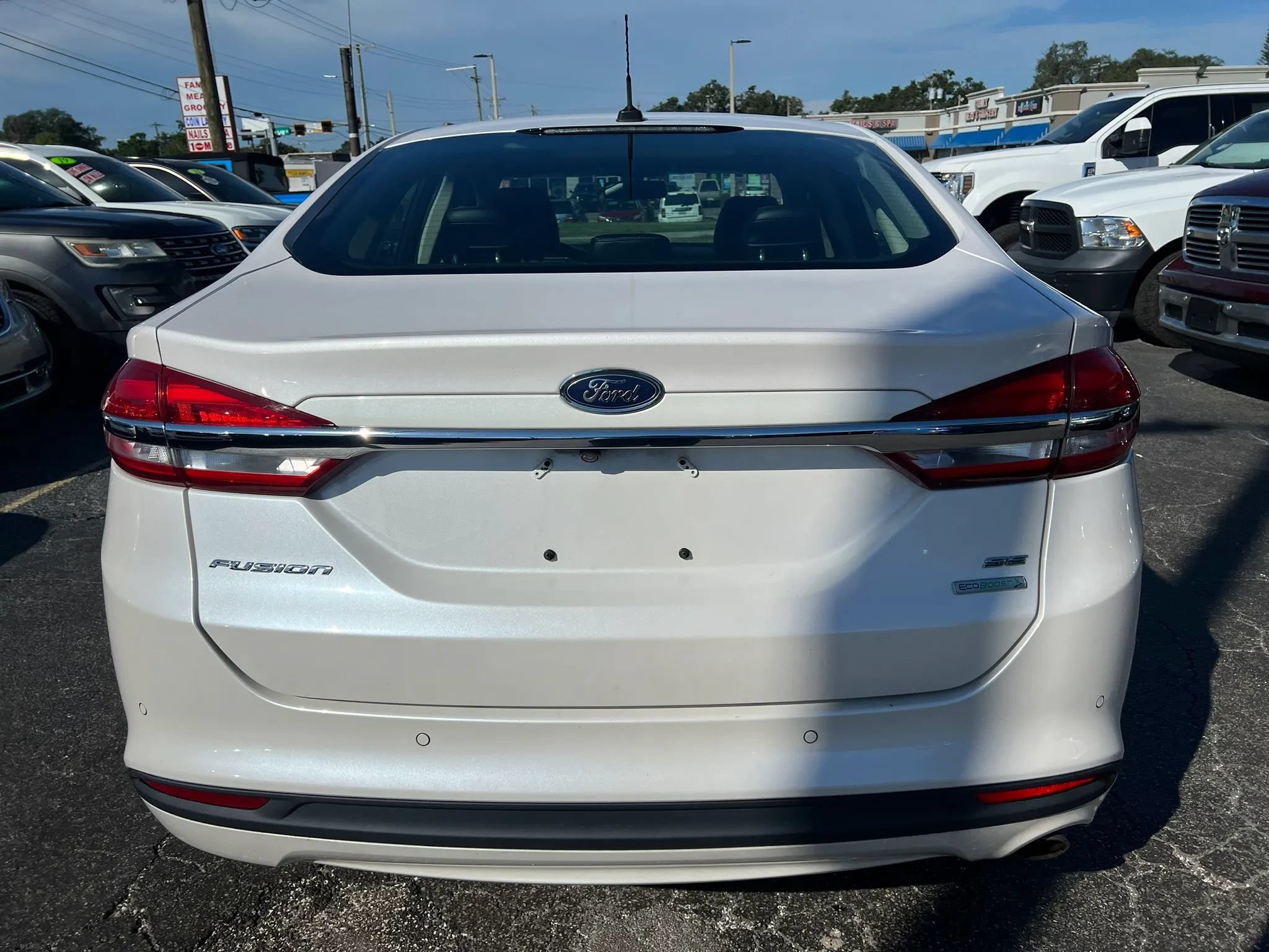 Used 2017 Ford Fusion SE w/ Fusion SE Technology Package FWD image 6